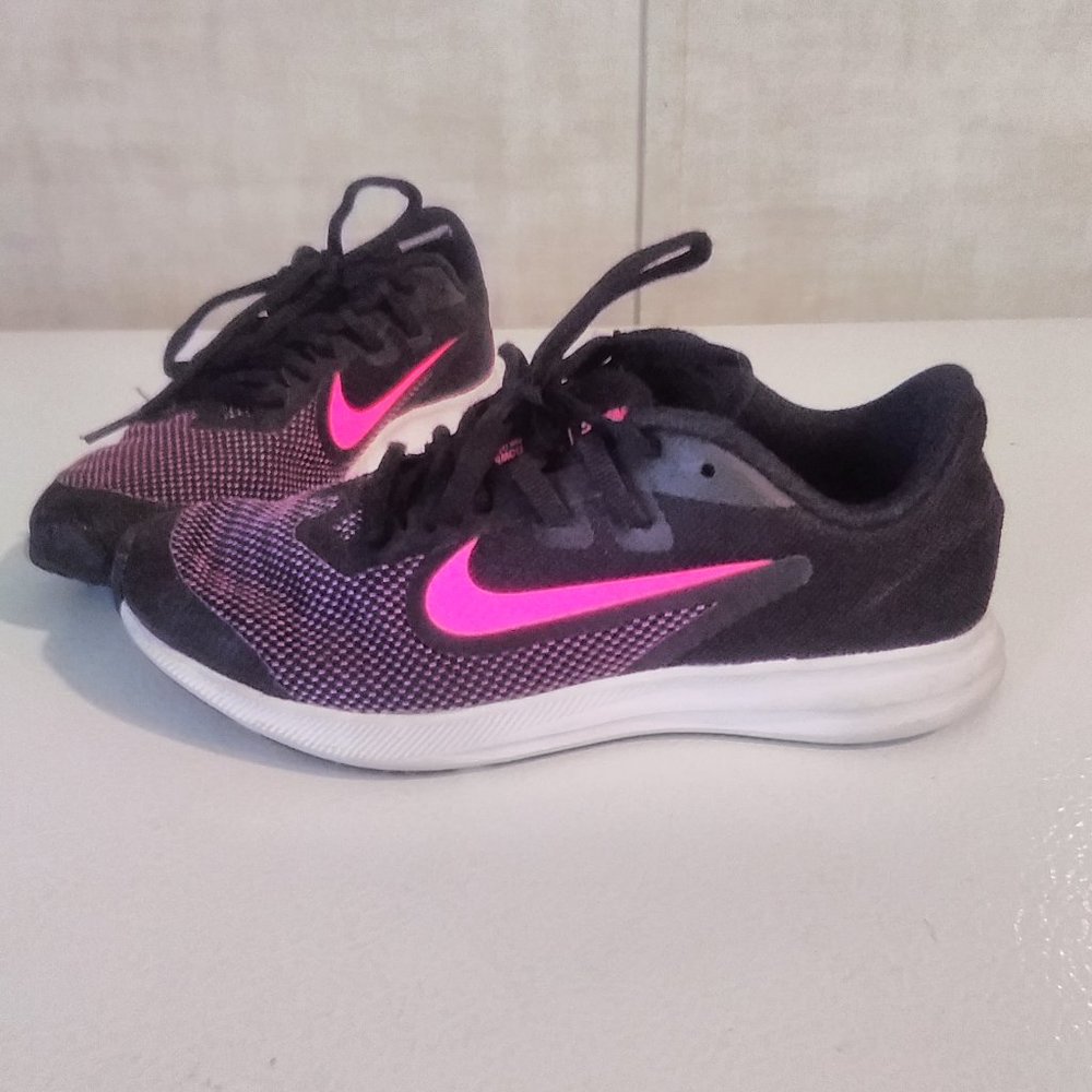 Nike Downshifter Black W/ Pink Design Sneaker Gem
